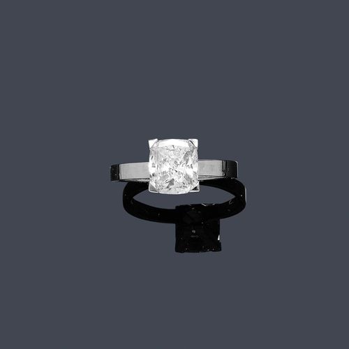 DIAMOND RING. White gold 750. Classic-elegant ring, the top set with 1 antique-oval diamond, cushion-cut, of 3.01 ct, D/SI1, in a four-prong setting. Size 57. With GIA report No. 2121896957, December 2010.
