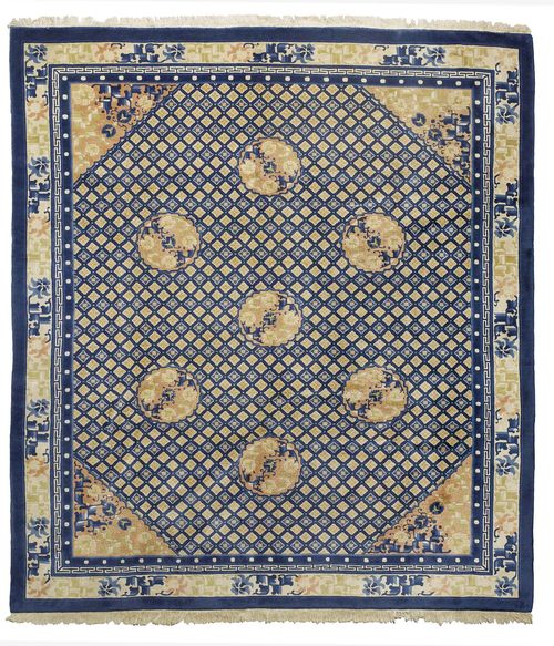 CHINA antique.Honeycomb patterned central field in blue and beige with pink corner motifs, decorated with floral medallions, beige edging, 262x305 cm.