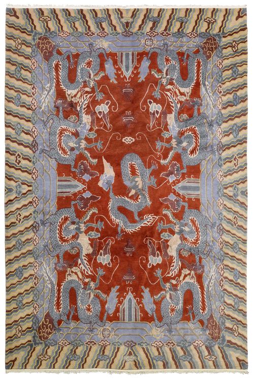 CHINA antique.Red ground patterned with dragon motifs in blue, beige edging, 208x295 cm.