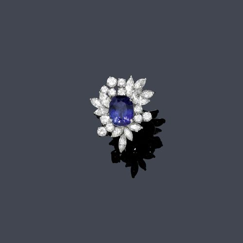 SAPPHIRE AND DIAMOND RING, ca. 1950. Platinum ca. 800-900. Classic-elegant cocktail ring, the top set with 1 fine, oval sapphire of ca. 4.30 ct, within a border of 12 navette-cut diamonds and 11 brilliant-cut diamonds weighing ca. 3.30 ct. Size ca. 53.