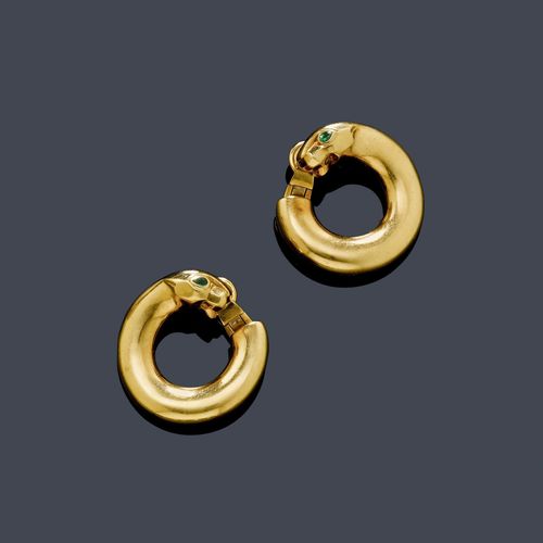 EMERALD AND GOLD EAR CLIPS, CARTIER, ca. 1990. Yellow gold 750, 22g. Panthère model. Polished Creole ear clips with studs, decorated with a panther head motif and 2 small drop-cut emeralds as the eyes. Signed Cartier 1990, No. E09787.