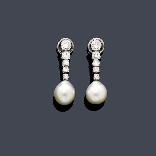 PEARL AND DIAMOND EAR PENDANTS, E. MEISTER. White gold 750. Elegant ear clips with studs, each of 1 drop-shaped South Sea cultured pearl of ca. 13 x 11 mm, mounted on a line of 5 brilliant-cut diamonds weighing ca. 2.30 ct. L ca. 3.4 cm.