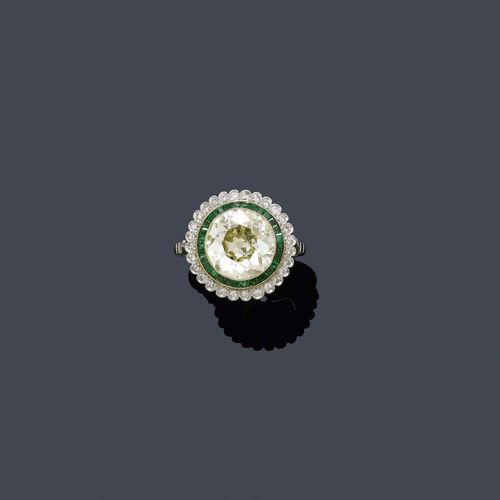 DIAMOND AND EMERALD RING, ca. 1935. Platinum. Classic-elegant Art Deco ring, the round top set with 1 old European cut diamond weighing ca. 3.31 ct, M/VS1, within a border of 28 square-cut diamonds and 28 brilliant-cut diamonds weighing ca. 0.20 ct in total. Size ca. 54. With GIA Report No. 5151011498, September 2012.