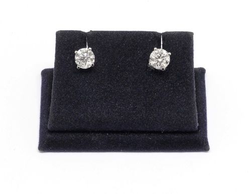 DIAMOND EAR STUDS. White gold 750. Classic solitaire ear studs, each set with 1 brilliant-cut diamond. Total weight of the diamonds ca. 2.02 ct, E/VS1, in a four-prong setting. With GIA Reports No. 5121450234 and 1115349166, August 2010.