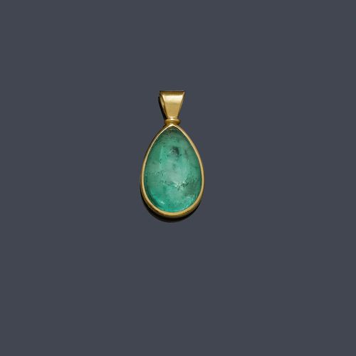 EMERALD PENDANT. Yellow gold 750. Plain pendant set with 1 fine, drop-shaped Columbian emerald cabochon of 13.39 ct, treated, in a collet setting closed in the rear. With CDTEC Report No. 0997, treatment moderate, October 2009.