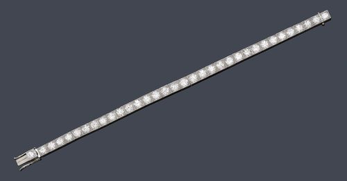 DIAMOND BRACELET. White gold 750. Classic-elegant bracelet set with 33 brilliant-cut diamonds weighing ca. 7.50 ct, of fine quality, in box settings. L ca. 17.5 cm.