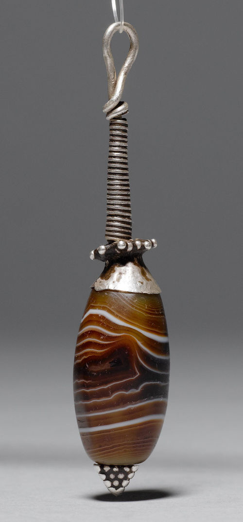 A STRIPED AGATE CHUNG DZI, CONVERTED INTO A PENDANT WITH SILVER MOUNTS.