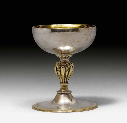 FOOTED BEAKER, Sion ca. 1630. Maker's mark Nicolas Ryss. Parcel gilt. Flat round foot with gilt edge. Smooth, half-round cuppa. With engraved "T". H 9 cm, 100g. Provenance: Private collection, Vaud.