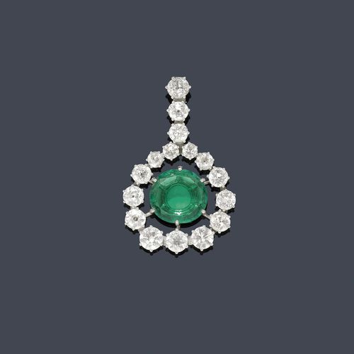 EMERALD AND DIAMOND PENDANT. White gold 750. Elegant pendant, the centre set with 1 oval emerald weighing ca. 5.00 ct, within a border of 16 brilliant-cut diamonds weighing ca. 7.40 ct. Ca. 4.8 x 3.2 cm.