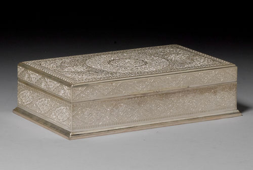 A SILVER CASKET WITH FINELY CHISELED ORNAMENT.