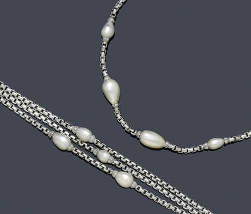 NATURAL PEARL, DIAMOND AND GOLD NECKLACE WITH BRACELET. White gold 750 and platinum, 124g. Decorative anchor necklace, the front decorated with 4 older intermediate links, each of 1 baroque, drilled natural pearl of ca. 11.8 x 7.4, - 17.6 x 10.6 - 17 x 11.7 and 12.3 x 8.8 mm, between 2 diamond-set attaches in platinum, 1 pearl slightly flaked-off.  L ca. 44 cm. Matching three-row bracelet with a total of 4 natural pearls of ca. 14 x 10 - 13 x 9.5 - 12.9 x 10.3 und 14.3 x 10.2 mm, 2 of which have signs of wear.  L ca. 18 cm. Tested by Gemlab.
