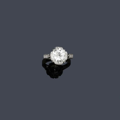 DIAMOND RING. White gold 750. Decorative solitaire model, the top set with 1 brilliant-cut diamond of ca. 4.15 ct, ca. K-L/P1, the setting and the ring shoulders additionally decorated with 34 brilliant-cut diamonds weighing ca. 0.30 ct.  Size ca. 53.