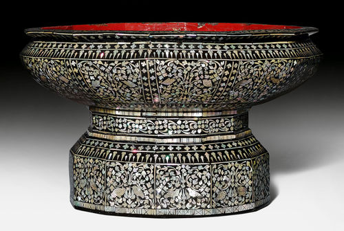 A TWELVE SIDED LACQUER OFFERING VESSEL WITH FINE MOTHER-OF-PEARL INLAYS.