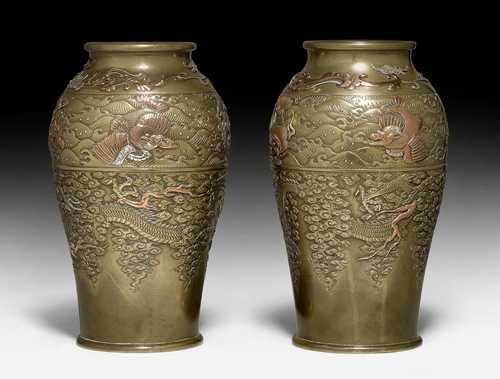 A PAIR OF BRONZE VASES BY MIYABE ATSUYOSHI DECORATED WITH DRAGONS AND LIONS.