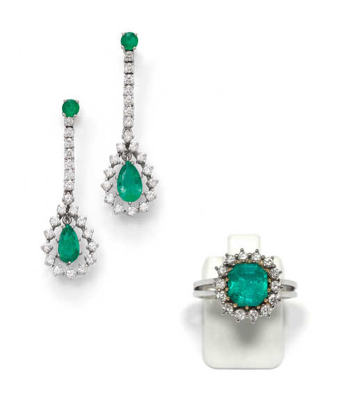 EMERALD AND DIAMOND EAR PENDANTS AND RING.