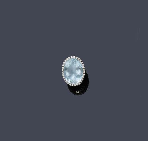 AQUAMARINE AND DIAMOND RING, ca. 1950. White gold 750. Classic-elegant ring, the top set with 1 oval aquamarine of ca. 25.00 ct and of fine colour, within a border of 32 brilliant-cut diamonds weighing ca. 0.50 ct. Size ca. 53.