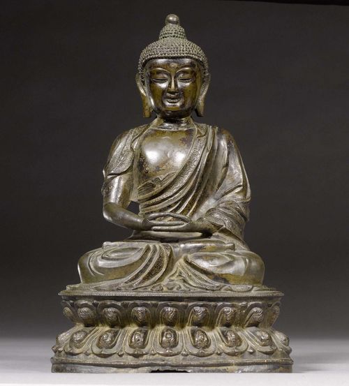 A BRONZE FIGURE OF THE MEDITATING BUDDHA. China, Ming dynasty, 15th c. Height 32 cm. Some casting flaws on the back side.