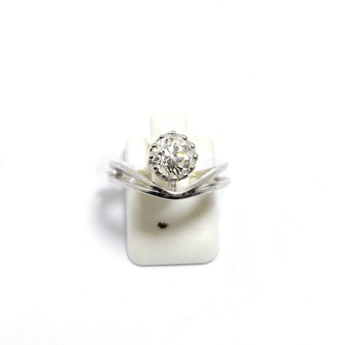 DIAMOND RING, ca. 1950. White gold 585. Decorative solitaire model, the top set with 1 old European cut diamond of ca. 1.20 ct, ca. L/SI1, slight signs of wear, set in a 12-prong chaton. Size ca. 50.