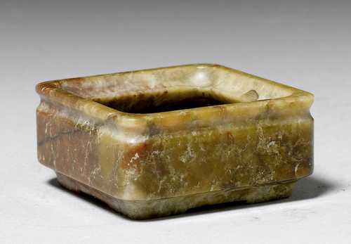 A SQUARE-SHAPED BRUSHWASHER OF BROWN-RED JADE WITH WHITE INCLUSIONS.