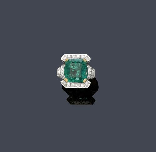 EMERALD AND DIAMOND RING. White gold 750. Fancy model, the top set with 1 step-cut Columbian emerald of  ca. 10.00 ct, slightly oiled, flanked by 22 baguette-cut diamonds weighing ca. 1.60 ct and within a border of 12 brilliant-cut diamonds weighing ca. 0.40 ct. Prongs in yellow gold. Size ca. 55. Tested by Gemlab. With case by Calosci & Schuster Florence.