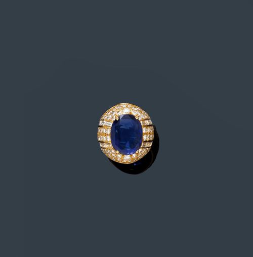 SAPPHIRE AND DIAMOND RING. Yellow gold 750. Casual-elegant band ring. The top set with 1 sapphire weighing ca. 9.60 ct, unheated, flanked by 12 baguette-cut diamonds weighing ca. 1.20, and set throughout with 70 brilliant-cut diamonds weighing ca. 2.50 ct. Size ca. 52. With GGTL Short Report No. 14-B-2471.
