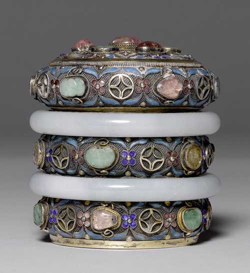 A CYLINDRICAL SILVER BOX AND COVER DECORATED WITH STONE INLAYS, ENAMEL AND JADE ON A MESHWORK GROUND.