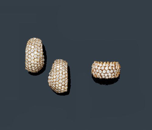 DIAMOND EAR CLIPS WITH RING, SERKOS. Yellow gold ca. 700. Casual-elegant, convex ear clips, each set throughout with 89 brilliant-cut diamonds, weighing ca. 16.00 ct in total. Signed Serkos. Matching, flexible band ring, set throughout with 100 brilliant-cut diamonds weighing ca. 10.00 ct in total. Size ca. 53.