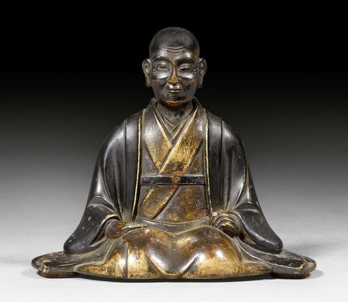 A LACQUERED WOODEN KNEELING MONK. Japan, Edo period, height 12.3 cm. Minor restoration and damages.