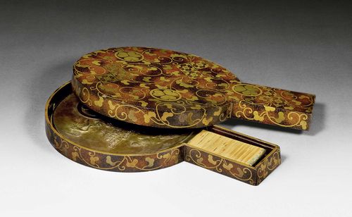 A LACQUERED KAGAMIBAKO WITH BRONZE MIRROR. Japan, 19th c Height 32.2 cm (Mirror), 34.2 cm (Box).