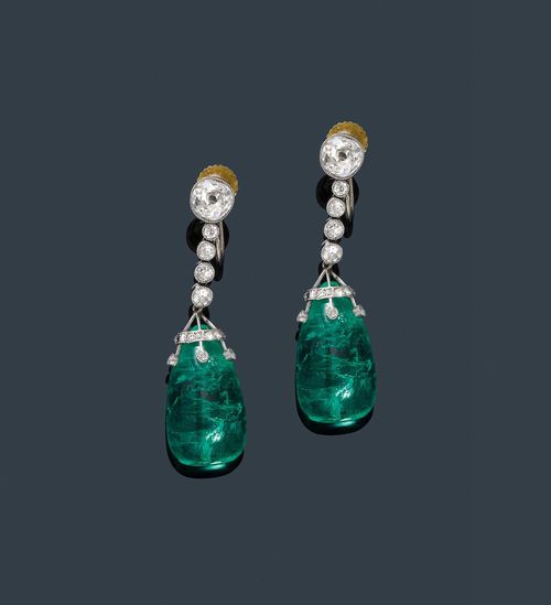 EMERALD AND DIAMOND EAR PENDANTS, ca. 1910. Platinum. Fancy, decorative ear pendants, each of 1 fine, drop-shaped emerald, weighing ca. 30.00 ct in total, suspended from a line of 5 old European-cut diamonds, weighing ca. 1.90 ct in total. Stud mechanism in yellow gold, not original. L ca. 4.3 cm.