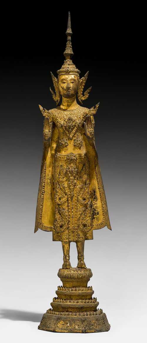A GILT BRONZE FIGURE OF THE CROWNED BUDDHA.