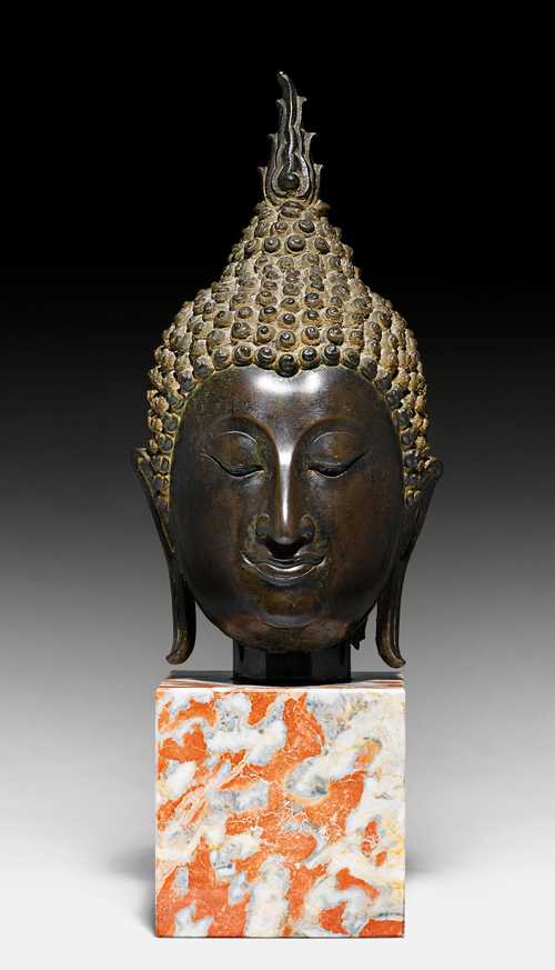 A FINE AND CLASSICAL BRONZE HEAD OF BUDDHA.