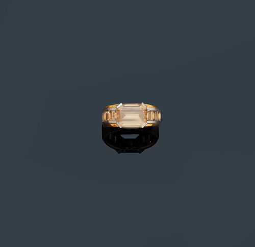 DIAMOND RING, HEMMERLE. Platinum and yellow gold 750. Casual-elegant band ring, set with 1 cognac-coloured step-cut diamond weighing ca. 4.10 ct, ca. VS1, flanked by 8 cognac-coloured baguette-cut diamonds weighing ca. 1.70 ct in total. Size ca. 53.