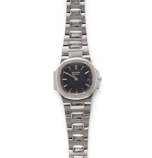 LADY'S WRISTWATCH, PATEK PHILIPPE NAUTILUS, ca. 1980. Steel. Ref. 4700/1. Oval case no. 549710. Anthracite dial with applied silver-coloured indexes and luminous dots, luminous hands, date at 3h. Quartz movement No. 1521813, Cal. E19C. Original steel bracelet with fold-over clasp, shortened. Ca. 26 x 27 mm.