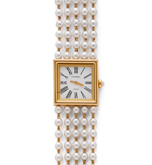 PEARL AND GOLD LADY'S WRISTWATCH, CHANEL, 1989. Yellow gold 750. Yellow gold 750. Square case no. M.M.42480, crown set with pearls. White dial with Roman numerals and gold hands. Quartz movement. Fine, five-row bracelet with a total of 110 cultured pearls of ca. 4 mm Ø, L ca. 15.5 cm. Ca. 27.5 x 27.5 mm.