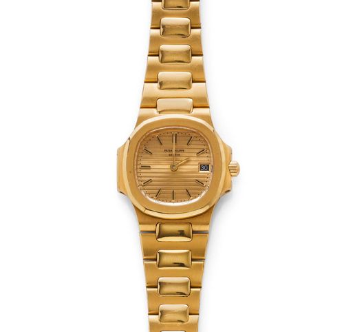 LADY'S WRISTWATCH, PATEK PHILIPPE NAUTILUS, ca. 1980. Yellow gold 750, 81g. Ref. 4700/1. Oval case no. 553566. Gold-coloured dial with applied silver-coloured indices with luminous dots, luminous hands, date at 3h. Quartz movement No. 1522345. Original steel band with fold-over clasp, shortened. Ca. 26 x 27 mm.