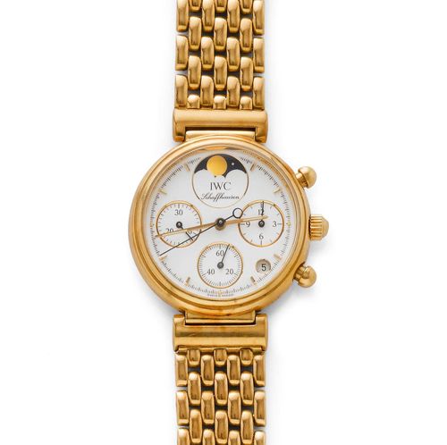 LADY'S WRISTWATCH, IWC DA VINCI, 1990s. Yellow gold 750. Ref. 3735. Round case No. 2401746 with screw-down crown. White dial, gold indices and gold hands, hour, minute and second counter, moon phase, date at 4 1/2h. Mechanical chronograph with quartz movement, No. 2528085, Cal. 630. Gold band with clasp, L ca. 17 cm. D 29 mm.