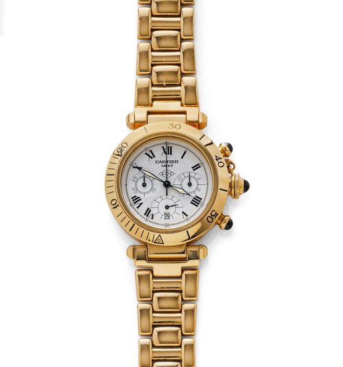 GENTLEMAN'S WRISTWATCH, CHRONOGRAPH, CARTIER PASHA, 1990s. Yellow gold 750. Polished case with diver's lunette, sapphire-set crown and pushers, screw-down back, engraved No. 09601 MG270809. Textured dial with black Roman numerals and luminous hands, 12-hour counter at 3h, 30-minute counter at 9h, small second and date at 6h, signed Cartier 1848. Gold band with fold-over clasp. D 38 mm.
