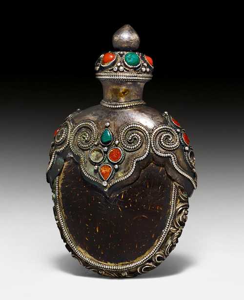 A LARGE COCONUT AND SILVER SNUFF BOTTLE.