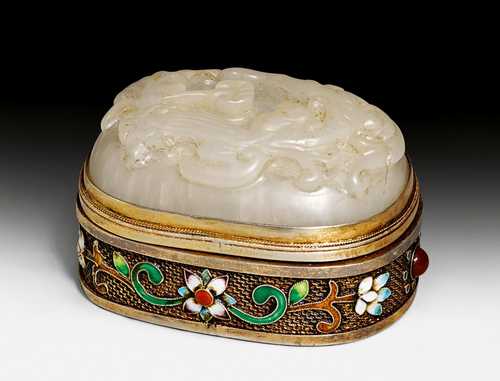A COVER BOX WITH A WHITE JADE MEDAILLON.