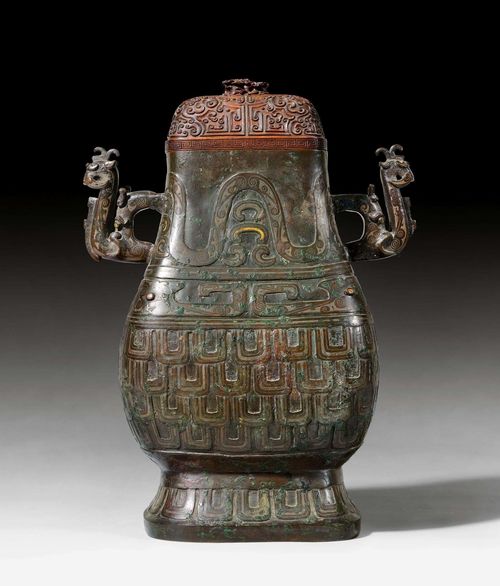 A BRONZE VESSEL "FANGHU" IN ARCHAIC STYLE WITH SILVER AND GOLD INLAYS. China, Song/Ming dynasty, H 45 cm. Wood cover. Jade knob lost.
