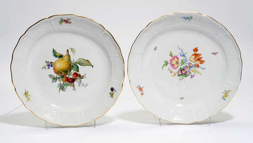 LOT OF 15 ROUND PLATTERS DECORATED WITH FLOWERS AND FRUIT,