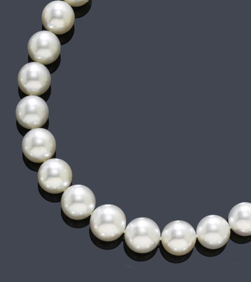 SOUTH SEA PEARL NECKLACE. Clasp in white gold 585. Classic-elegant necklace of 31 South Sea cultured pearls of ca. 12 to 15 mm Ø and of very fine lustre, with a textured ball clasp. L ca. 44 cm.