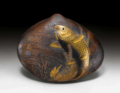 A SHELL SHAPED WOODEN BOX DECORATED WITH A CARP IN GOLD-MAKIE. Japan, 19th c. Length 22.5 cm. Signed.