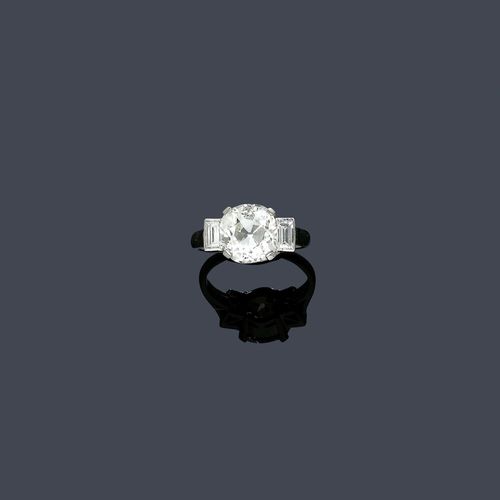 DIAMOND RING, ca. 1930. Platinum. Classic-elegant ring, set with 1 old European-cut diamond of ca. 3.55 ct, ca. M/VS2, flanked by 2 baguette-cut diamonds weighing ca. 0.40 ct. Size 51