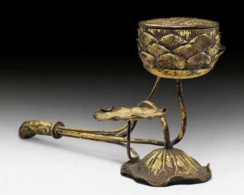 A GILT BRONZE INCENSE BURNER IN THE SHAPE OF LOTUS FLOWERS.