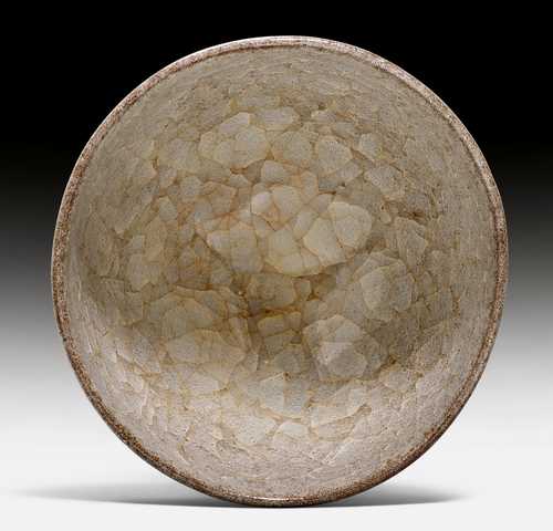 A CRACKED ICE GLAZED TEA BOWL BY SHIMIZU UICHI (1926-2004).