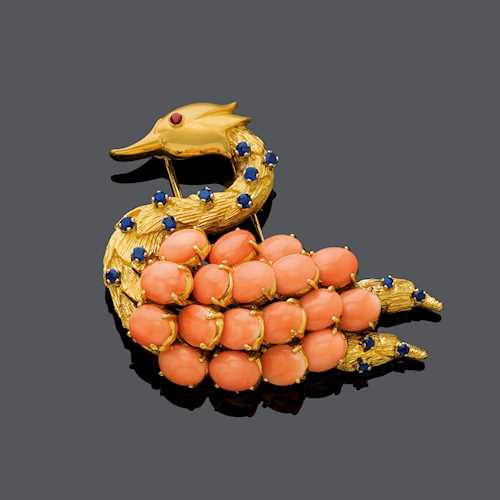 CORAL, SAPPHIRE AND GOLD CLIP BROOCH, ca. 1970.