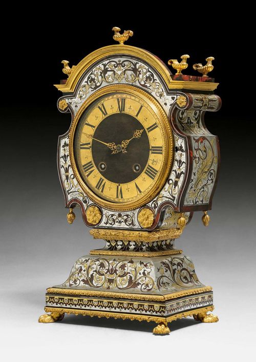 BOULLE CLOCK "TETE DE POUPEE",Louis XIV/Regence, the movement signed GAUDRON A PARIS (probably Pierre Gaudron, maitre1691), Paris circa 1715/25. Dark red tortoiseshell with finely engraved pewter and brass inlays. Fine anchor escapement striking the ½ hours on bell. Fine gilt mounts and applications. 27x17x50 cm.