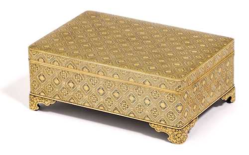 AN ELEGANT KOMAI BOX WITH HINGED COVER.